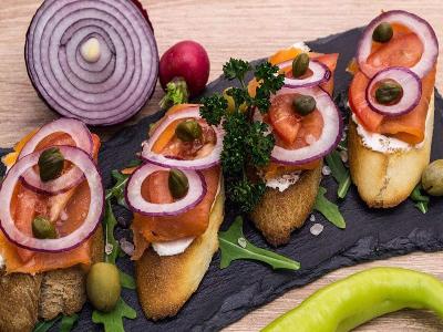 BRUSKETI SA DIMLJENIM LOSOSOM