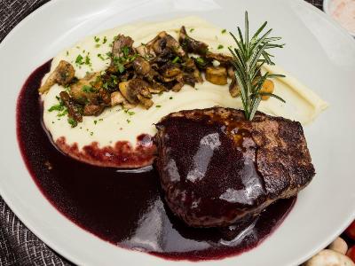 BIFTEK U SOSU OD CRVENOG VINA – (prilog po izboru)