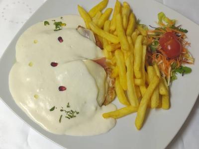 PILETINA SA PRŠUTOM I MOCAROLOM